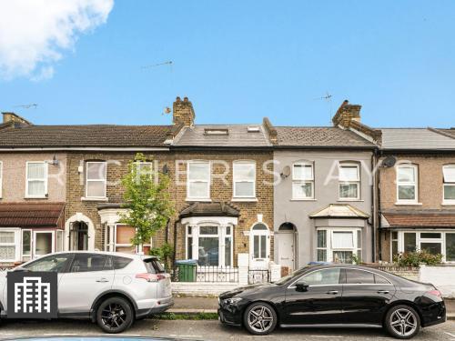 Large Home for Contractors & Families - Garden & Amenities - Tap to explore photos