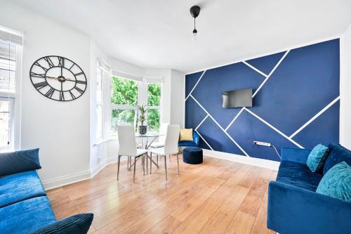2-Bed, Sleeps 8 in Leyton E10, Near Stratford - Tap to explore photos