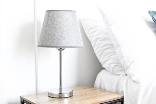 2-Bed, Sleeps 8 in Leyton E10, Near Stratford - Tap to explore photos