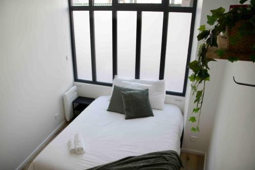 Another brick in the wall Apartment in Paris Sleeps 9 - Tap to explore photos