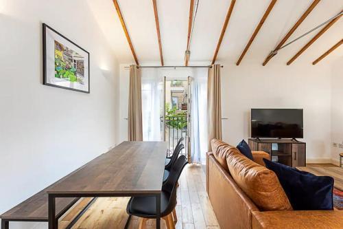 Light and airy upside down house in Hackney - Tap to explore photos