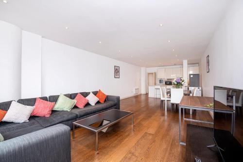 Central 2 Bed Maissonette - Tap to explore photos