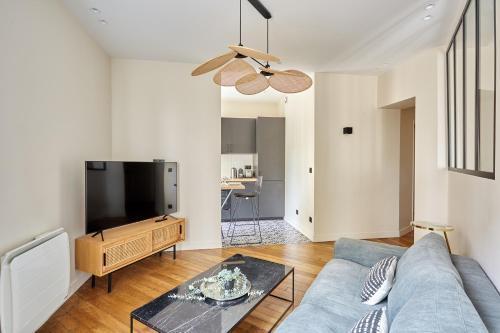 Apartment Invalide by Studio prestige - Tap to explore photos