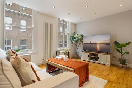 Hidden Gem in Central Location - Modern 2 Bed & King's Cross - Tap to explore photos