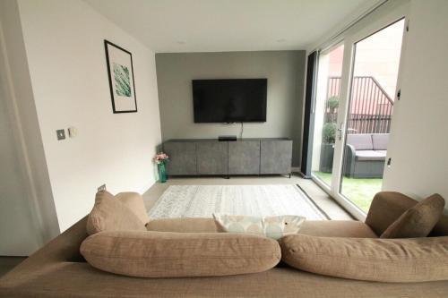FT6 Aldgate Apartments - Tap to explore photos