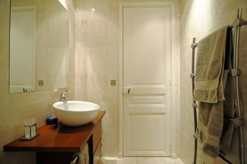 Champs Elysees Homestay - AIR CONDITIONING - Tap to explore photos