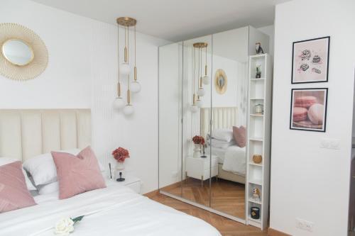 Paris' Premium Romantic Studio - Tap to explore photos