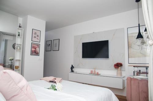 Paris' Premium Romantic Studio - Tap to explore photos