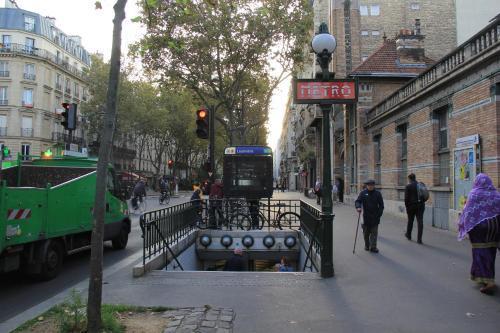 Paris' Premium Romantic Studio - Tap to explore photos