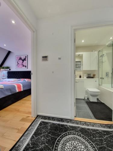Deluxe Townhouse Zone 1 Brick Lane - Tap to explore photos