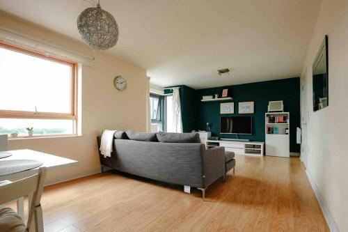 Luxurious Top Floor 2 Bedroom by Westfield and ABBA! - Tap to explore photos
