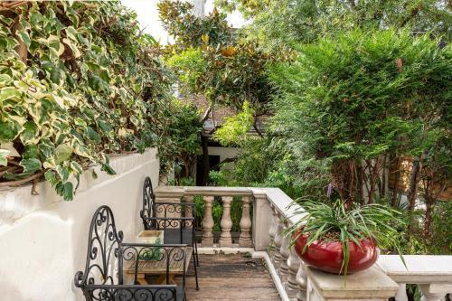 A Chelsea Retreat - 2 Bedroom with Garden and Parking - Tap to explore photos