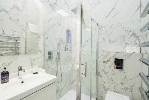 Central, Kensington, 3Beds, Cosy, Parks, Pubs - Tap to explore photos