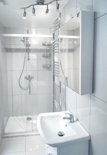 Luxurious House near Excel- Air Conditioning, 9 Beds, 2 Baths, Garden, fast WiFi - Tap to explore photos