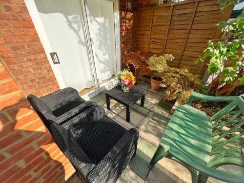 Luxurious House near Excel- Air Conditioning, 9 Beds, 2 Baths, Garden, fast WiFi - Tap to explore photos