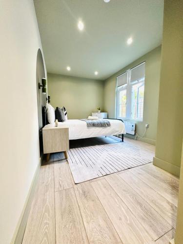 London Boutique Ensuite Room like hotel - Tap to explore photos