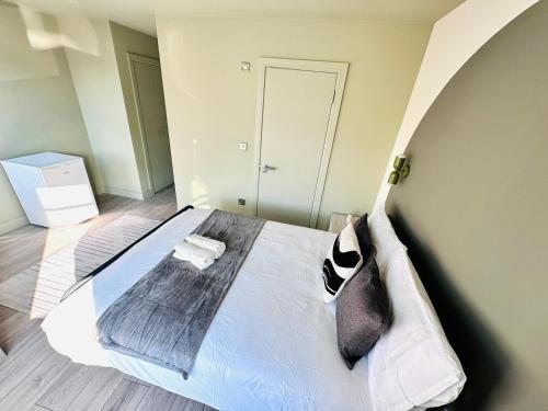 London Boutique Ensuite Room like hotel - Tap to explore photos