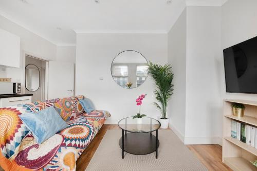 Family friendly - Stylish Kentish Town - Tap to explore photos