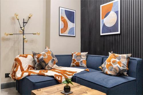 Modern & Funky 3-BR Duplex with Games Room & Sauna - Tap to explore photos
