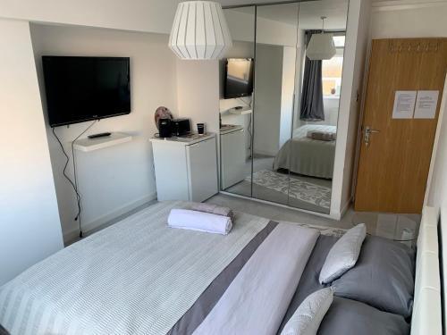 new- PRIME LOCATION-SPACIOUS COZY ROOM NEXT TO HYDE PARK - Tap to explore photos