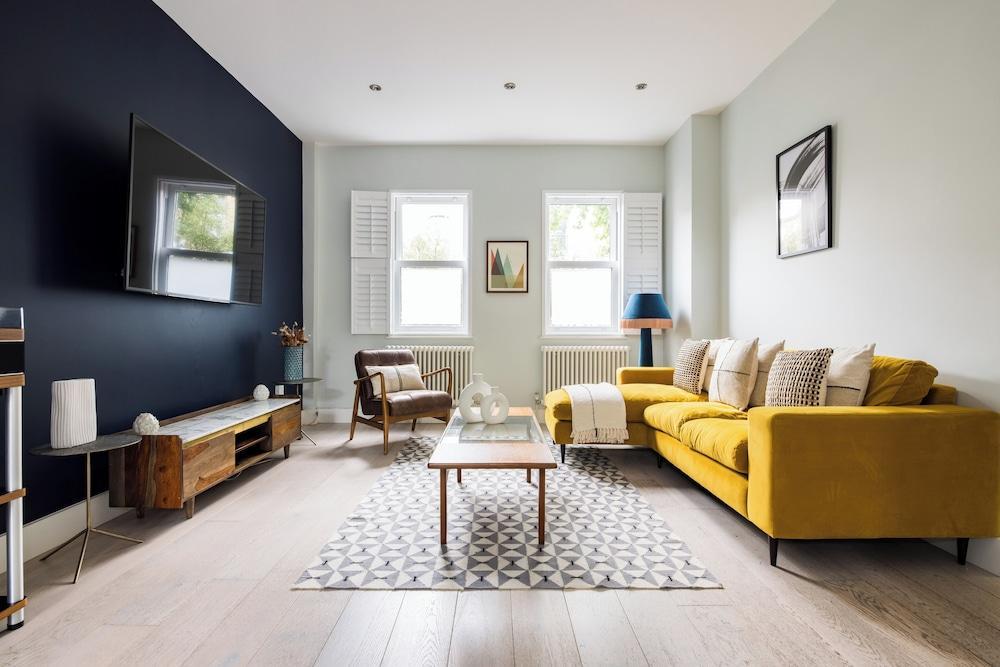 The East Dulwich House - Tap to explore photos