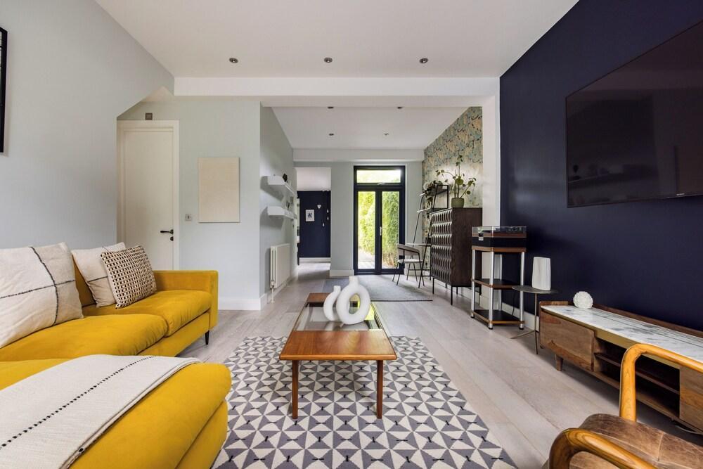 The East Dulwich House - Tap to explore photos