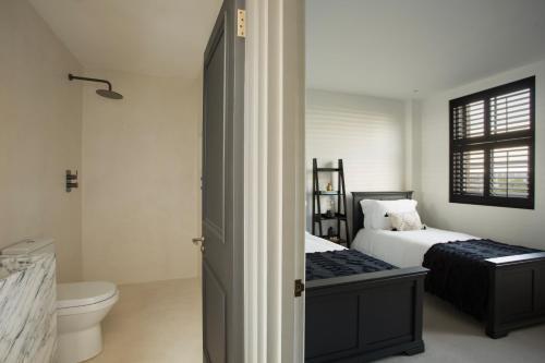 The Luxury Fulham Townhouse - Tap to explore photos