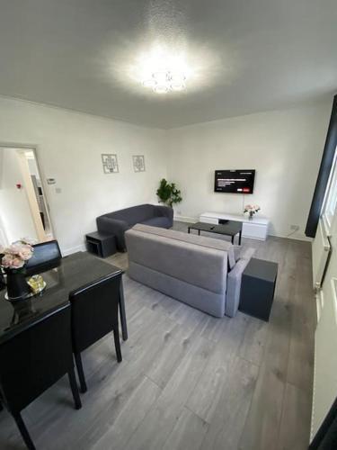 2 Bedroom Flat in London - Tap to explore photos