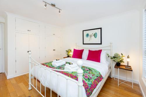 Immense Gorgeous 2BR wBalcony & Office in Chelsea - Tap to explore photos