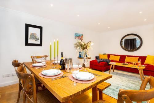 Immense Gorgeous 2BR wBalcony & Office in Chelsea - Tap to explore photos