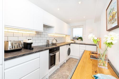 Immense Gorgeous 2BR wBalcony & Office in Chelsea - Tap to explore photos