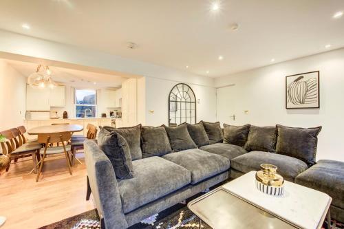 Prime Location Marylebone 4 Bed Designer Flat - Tap to explore photos