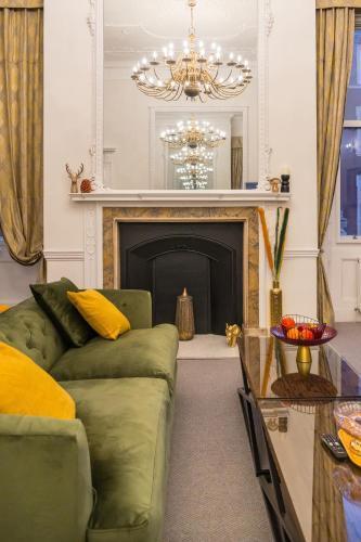 Luxury London 3 Bedroom Duplex with Pool Table - 4HS - Tap to explore photos