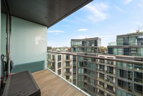 Battersea Luxurious Flat with AC and Free Parking - Tap to explore photos
