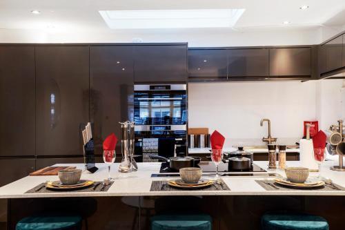 Charming 2 bed House - Roof Top Terrace & Parking - Tap to explore photos