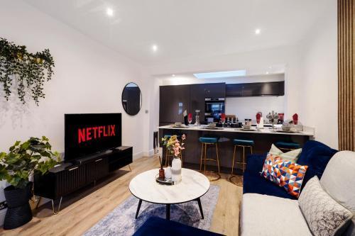 Charming 2 bed House - Roof Top Terrace & Parking - Tap to explore photos