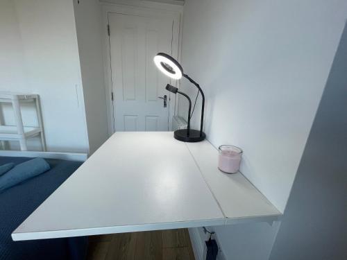 Brixton Sunny Single Studio - Tap to explore photos
