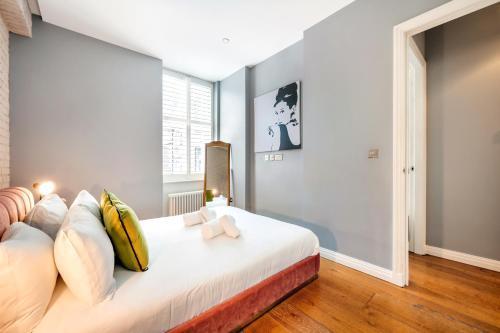 Welcome London - Drury Lane - Tap to explore photos