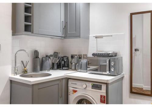 Compact Comfort: Your London Basecamp - Tap to explore photos
