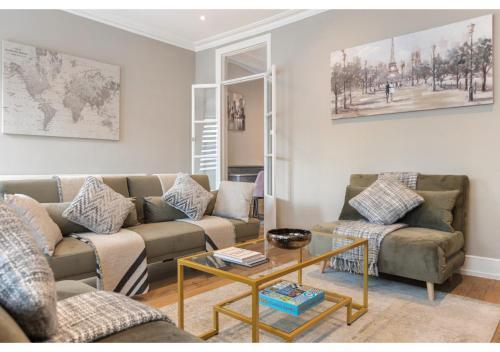 Chic & Radiant Retreat in Harringay Ladder - Tap to explore photos