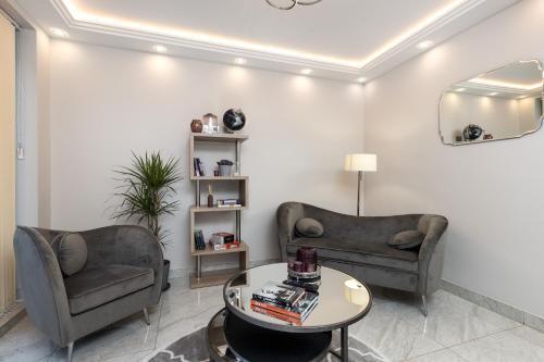 Luxurious 2 King-size bed flat with Patio - Tap to explore photos