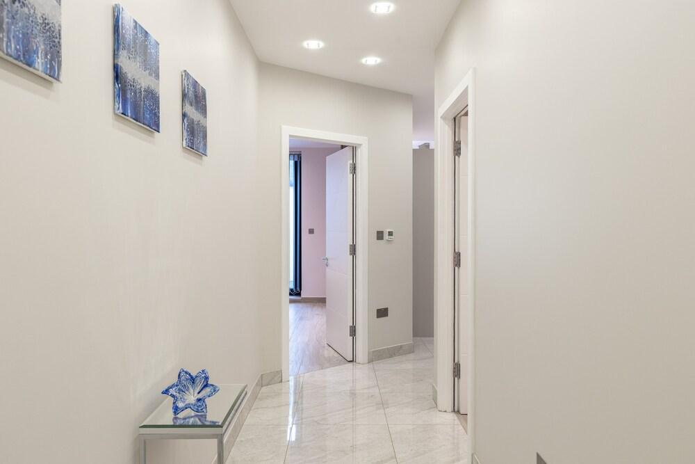 Luxurious 2 King-size bed flat + Patio