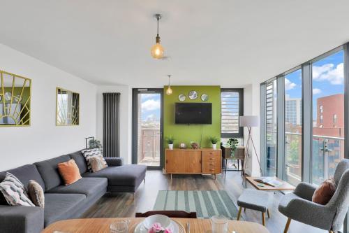 Canal View 2BD Balcony Retreat - Tap to explore photos