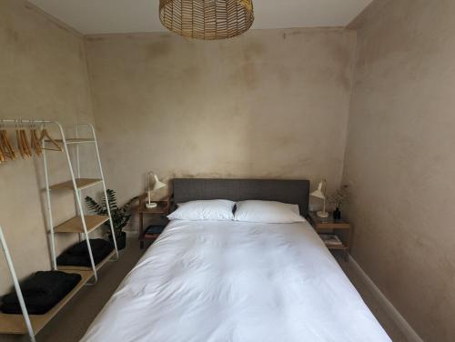 Shoreditch-Hoxton Stylish Split Level Flat - Tap to explore photos
