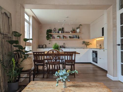 Shoreditch-Hoxton Stylish Split Level Flat - Tap to explore photos