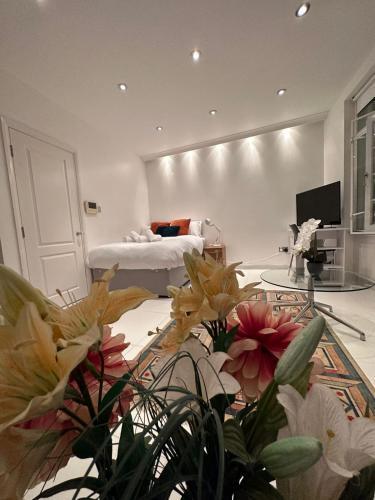 St Paul's Farringdon Longstay Cozystay - Tap to explore photos