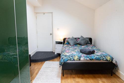 Hackney Central Houseshare - Tap to explore photos