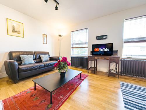 Hackney Central Houseshare - Tap to explore photos