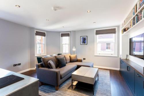 Stunning Soho Flat, next to Theatres & China Town! - Tap to explore photos