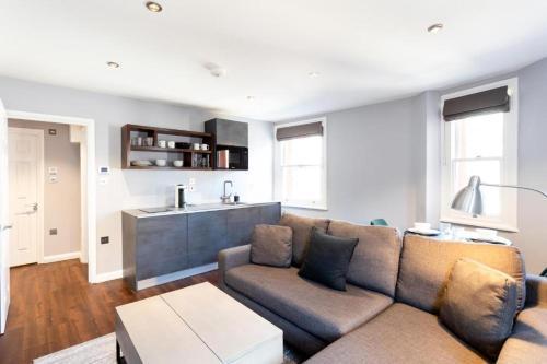 Stunning Soho Flat, next to Theatres & China Town! - Tap to explore photos
